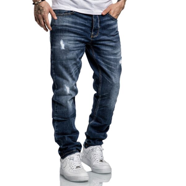 Blå rivna jeans