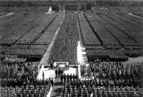 Adolf Hitler talar till folksmassa